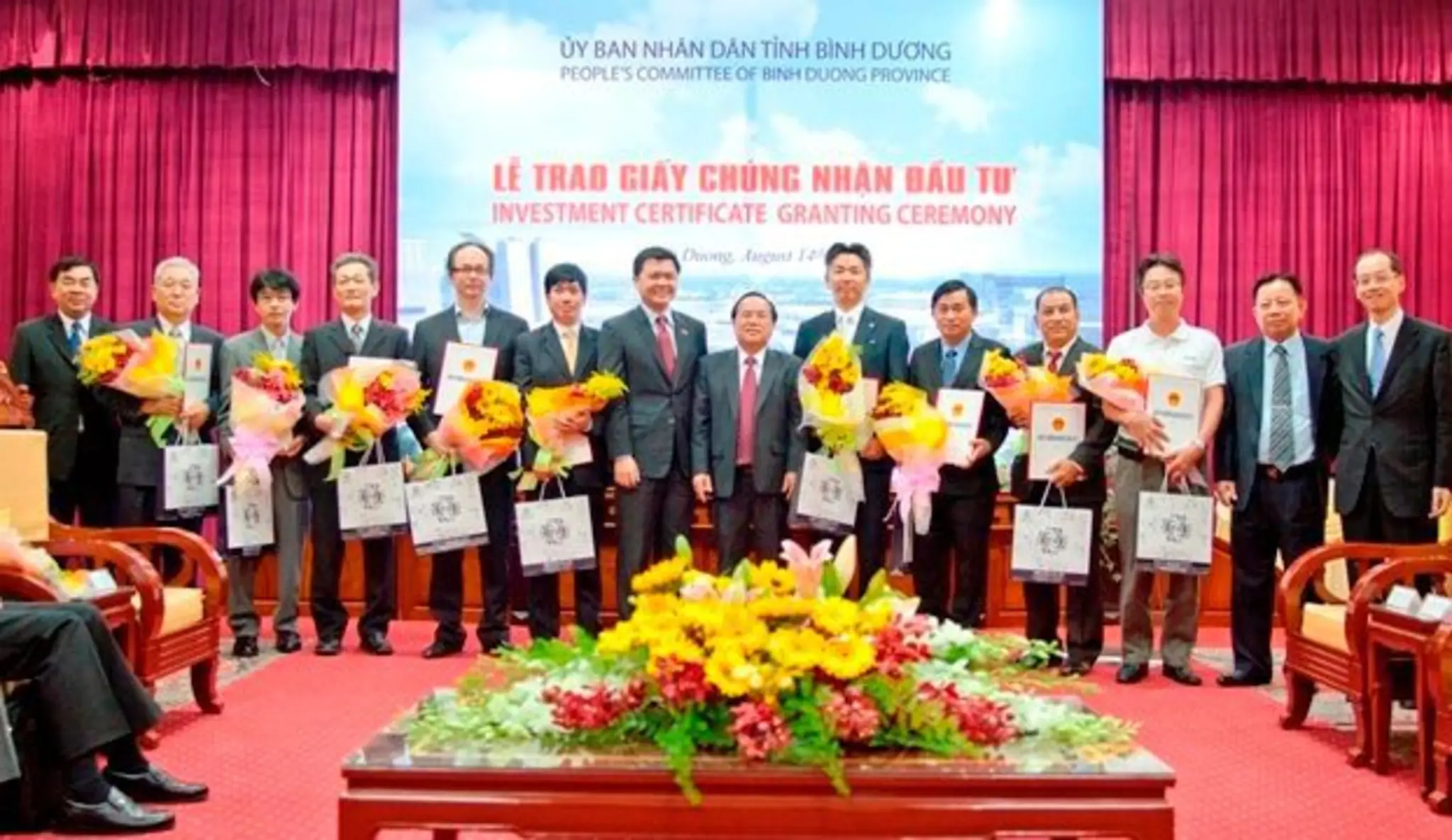Trao giấy phép kinh doanh cho 11 nhà đầu tư VSIP