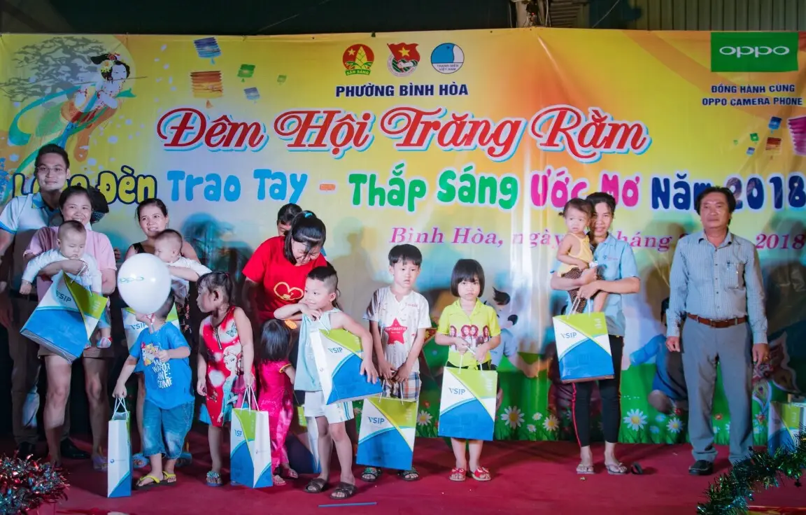 TRẺ EM NGHÈO VUI ĐÓN MỘT MÙA TRUNG THU ẤM CÚNG