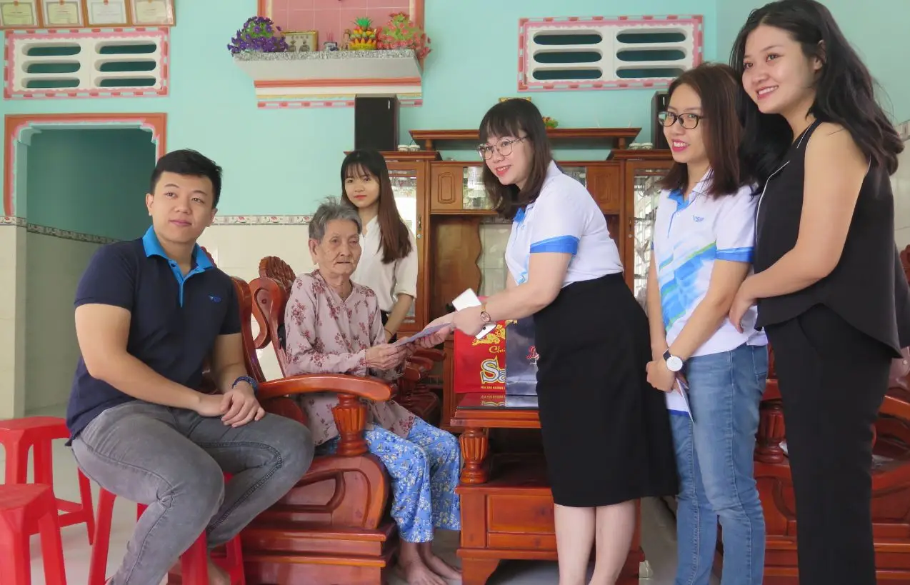 WE VISITED AND HANDED GIFTS AS WELL AS CASH CONTRIBUTED FROM THE VSIP CHARITY FUND TO TWO VIETNAMESE HEROIC MOTHERS