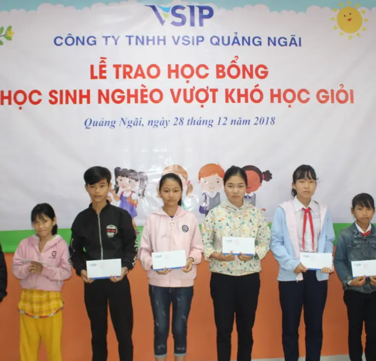 VSIP Quang Ngai grants 80 scholarships to local students