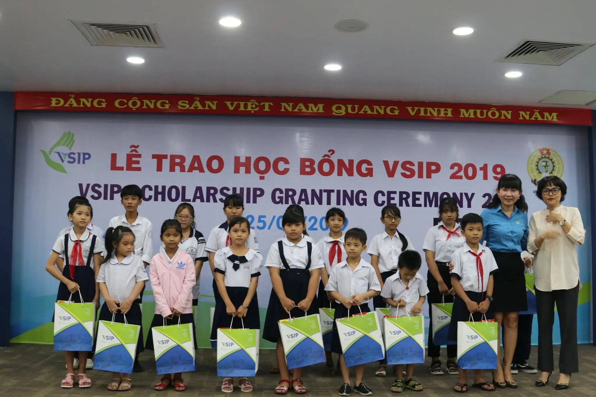 VSIP BÌNH DƯƠNG TRAO 183 SUẤT HỌC BỔNG CHO CON EM CÔNG NHÂN LAO ĐỘNG CÓ HOÀN CẢNH KHÓ KHĂN