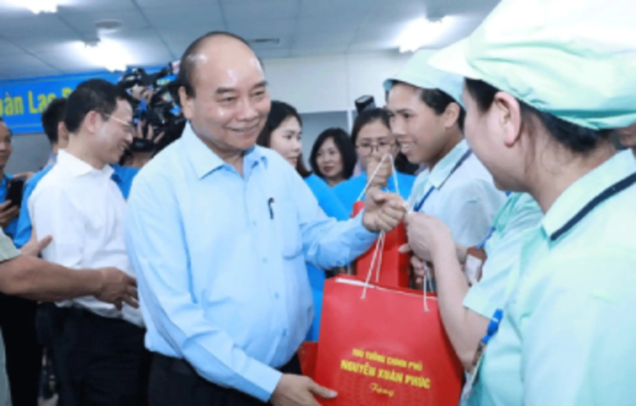 PRIME MINISTER NGUYEN XUAN PHUC HOLDS DIALOGUE WITH WORKERS IN VSIP BAC NINH