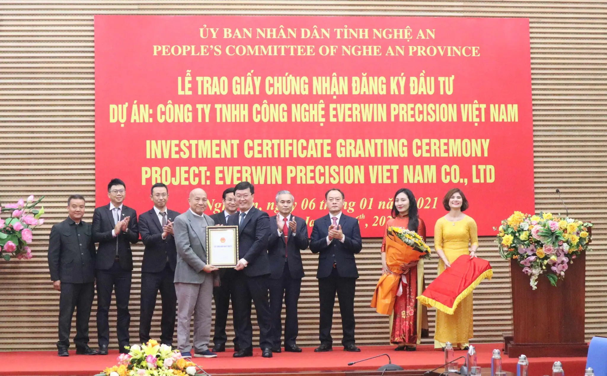 NGHỆ AN TRAO GIẤY CNĐT CHO EVERWIN PRECISION VN.
