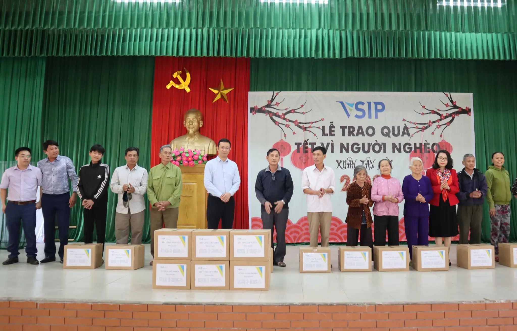 VSIP NGHỆ AN TRAO QUÀ “ TẾT VÌ NGƯỜI NGHÈO” 2021.