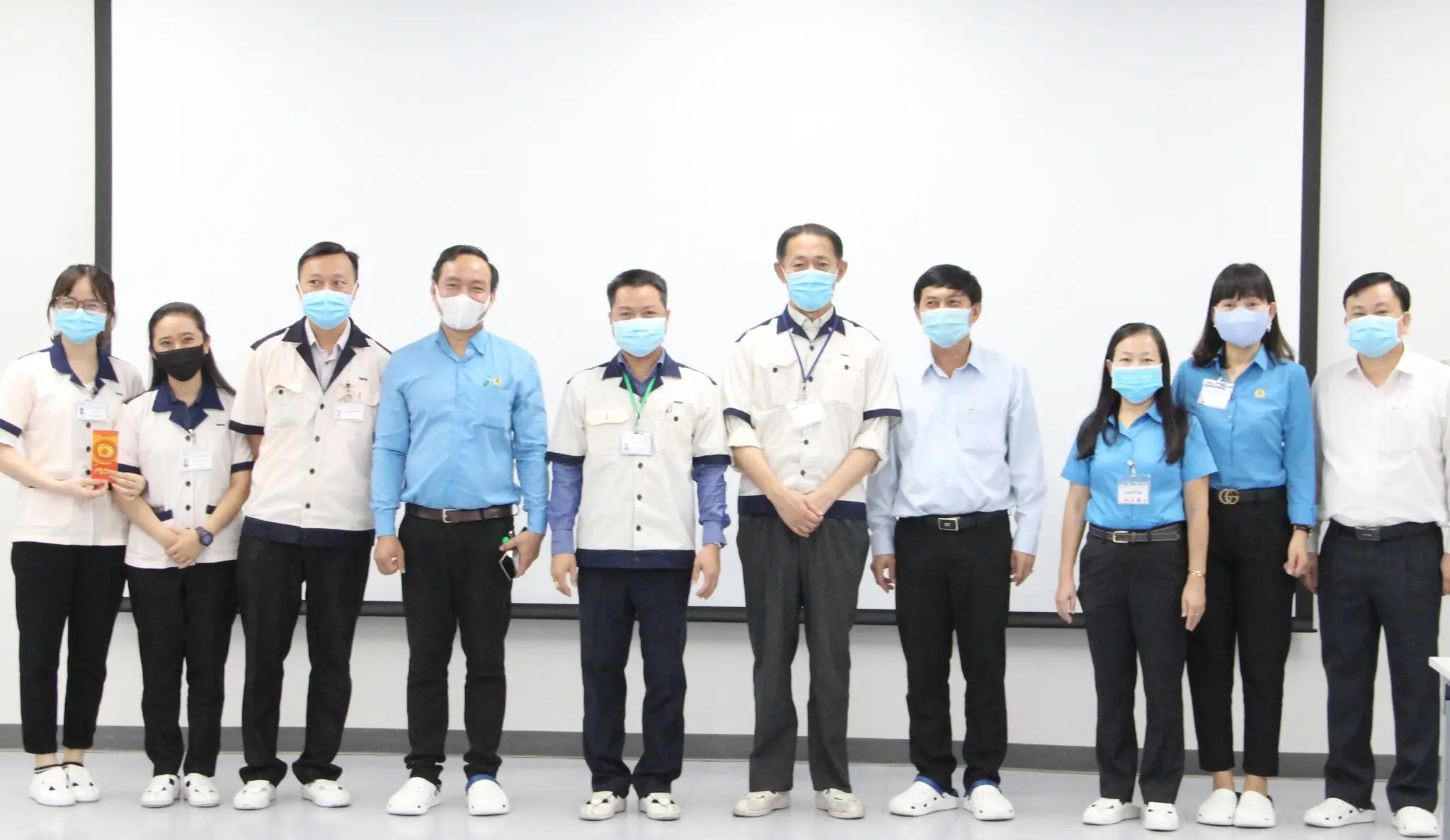 THĂM HỎI VÀ TẶNG QUÀ CHO CÔNG NHÂN TẠI CÔNG TY TNHH HOYA LENS VIỆT NAM (VSIP II- BÌNH DƯƠNG)
