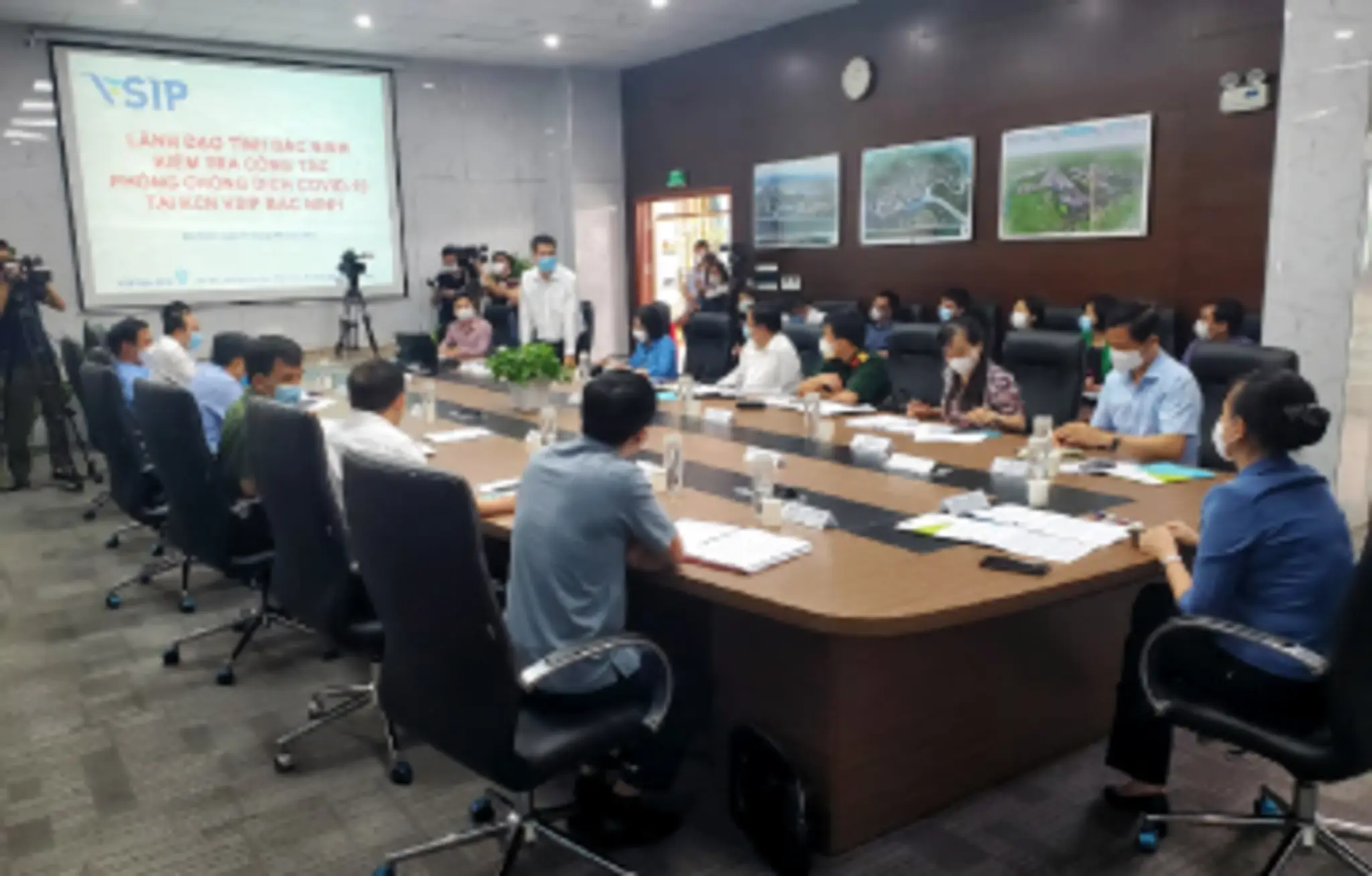 BÍ THƯ TỈNH ỦY ĐÀO HỒNG LAN KIỂM TRA CÔNG TÁC PHÒNG, CHỐNG DỊCH TẠI VSIP BẮC NINH.