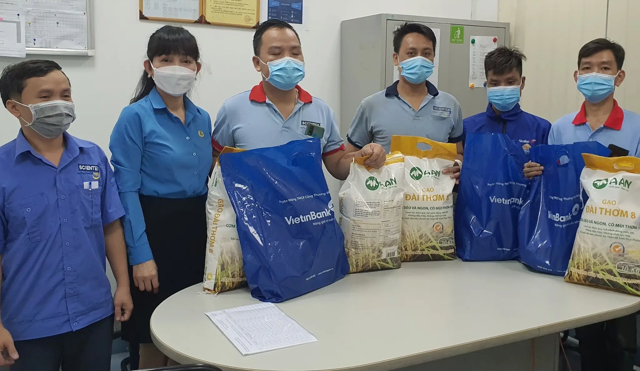 CÔNG ĐOÀN KCN VSIP TẶNG QUÀ CÔNG NHÂN TAI NẠN LAO ĐỘNG GẶP KHÓ KHĂN