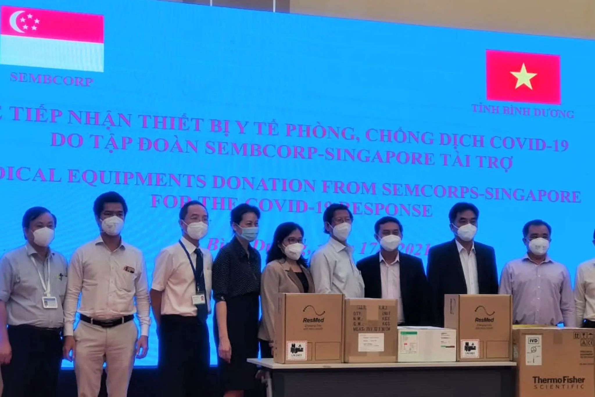 SEMBCORP TRAO TẶNG VN 1 TRIỆU SGD THIẾT BỊ Y TẾ PHÒNG CHÔNG COVID-19