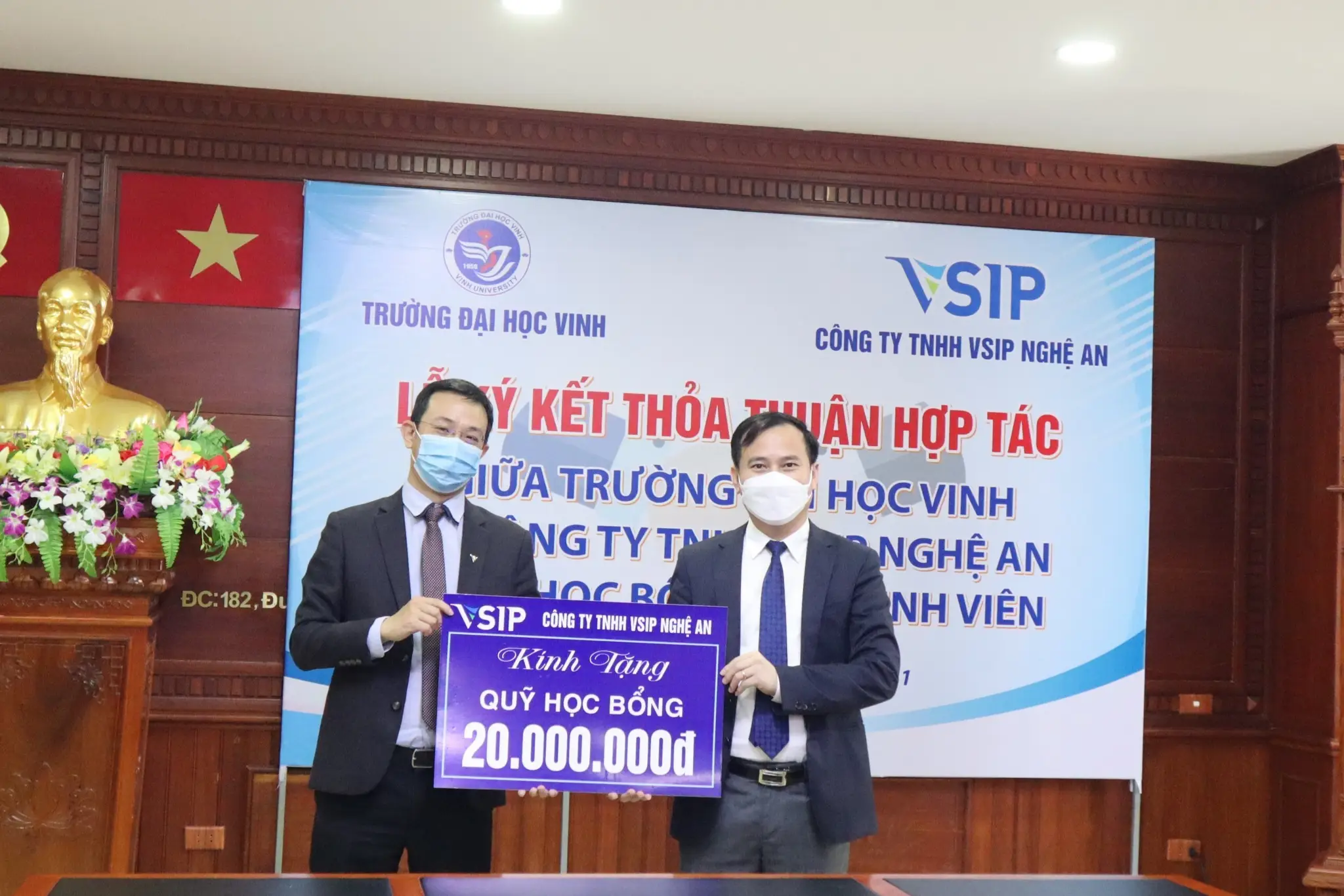 VSIP NGHỆ AN TRAO HỌC BỔNG CHO SINH VIÊN TRÊN ĐỊA BÀN