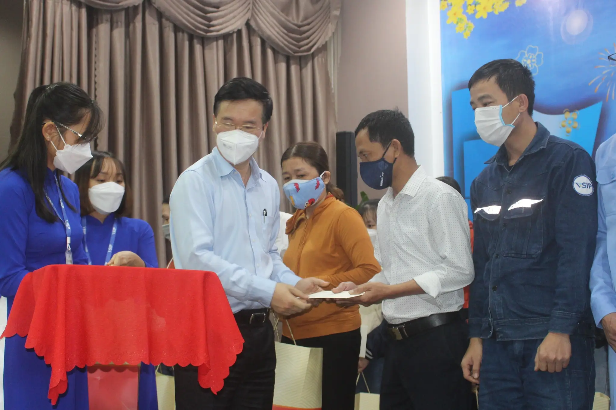 VSIP Quảng Ngãi vinh dự tiếp đón Ủy viên bộ chính trị, Thường trực Ban Bí thăm và tặng quà công nhân lao động tại khu công nghiệp VSIP Quảng Ngãi.