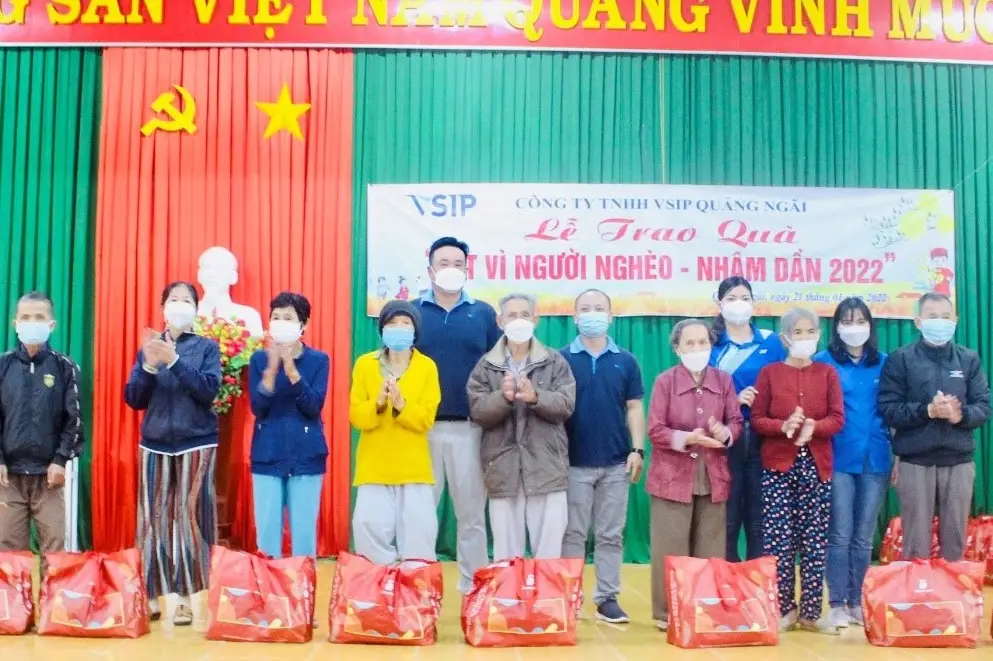 VSIP QUẢNG NGÃI TRAO QUÀ TẾT CHO NGƯỜI NGHÈO NHÂN DỊP TẾT NHÂM DẦN 2022