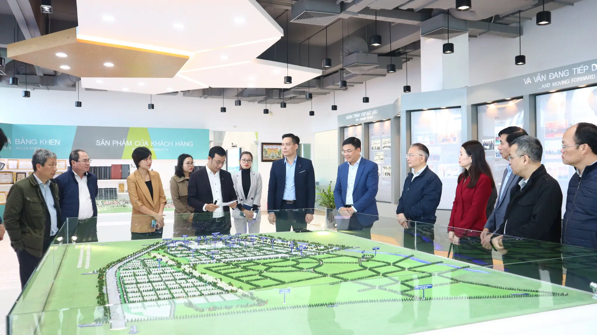 Thứ trưởng Bộ Ngoại giao cùng 15 đại sứ thăm và làm việc tại khu công nghiệp VSIP Nghệ An