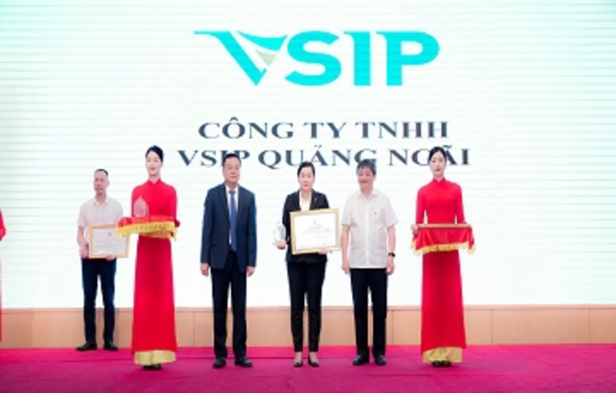 VSIP QUANG NGAI RECEIVED AWARD FOR PIONEER ENTERPRISE IN INVESTMENT AND DEVELOPMENT OF GREEN AND ENVIRONMENTALLY FRIENDLY INDUSTRIAL PARK