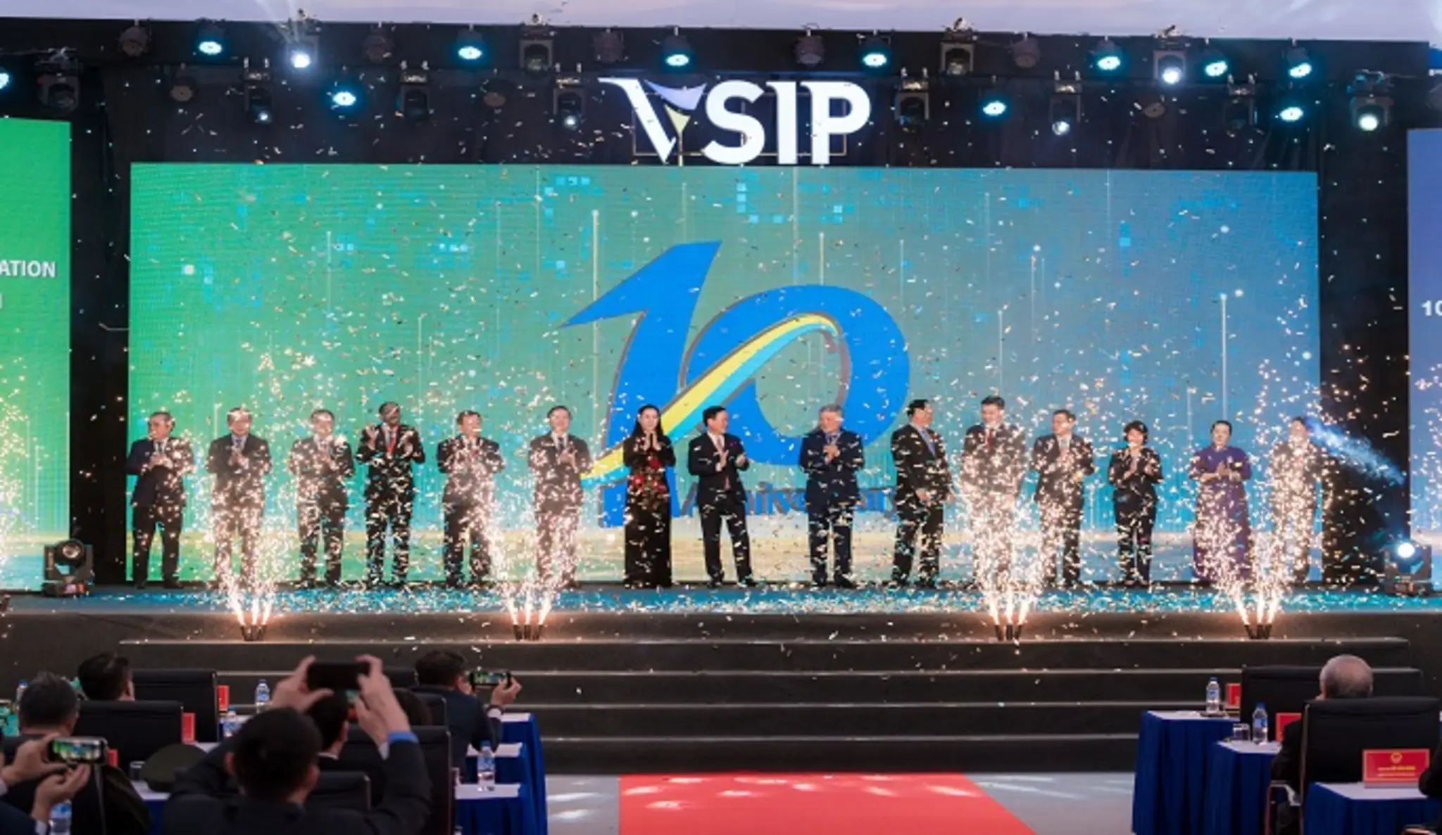 CHỦ TỊCH NƯỚC VÕ VĂN THƯỞNG DỰ LỄ KỶ NIỆM 10 NĂM THÀNH LẬP VSIP QUẢNG NGÃI